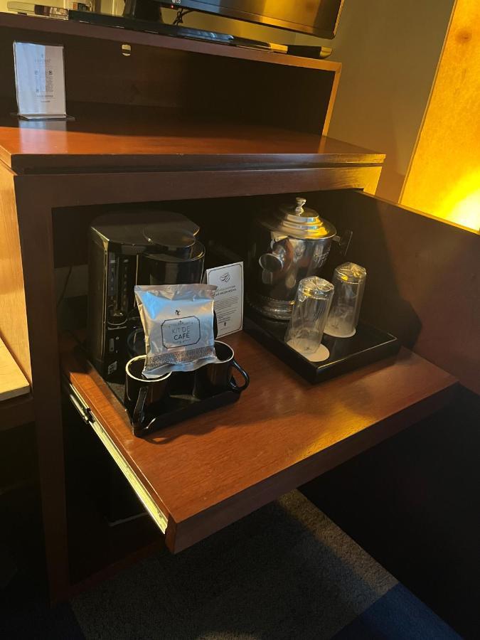 Emporio Reforma Hotell Mexico by Eksteriør bilde A coffee and tea maker in a hotel room