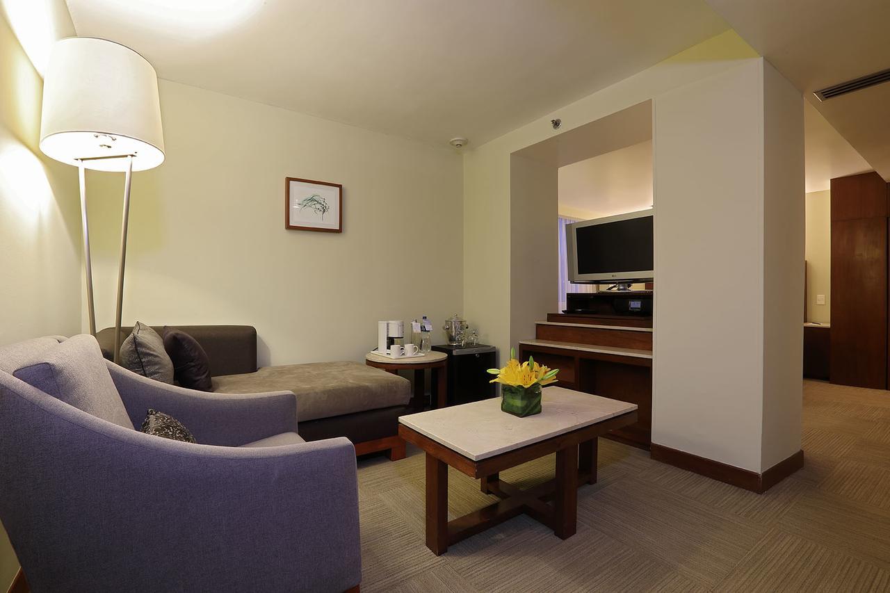Emporio Reforma Hotell Mexico by Rom bilde A living room in a suite at the Mandarin Oriental, Hong Kong