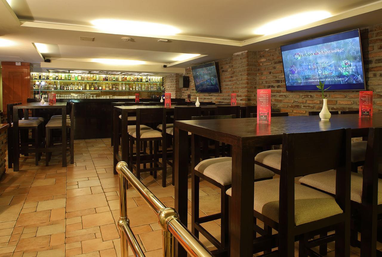 Emporio Reforma Hotell Mexico by Eksteriør bilde The interior of a sports bar in Warsaw, Poland
